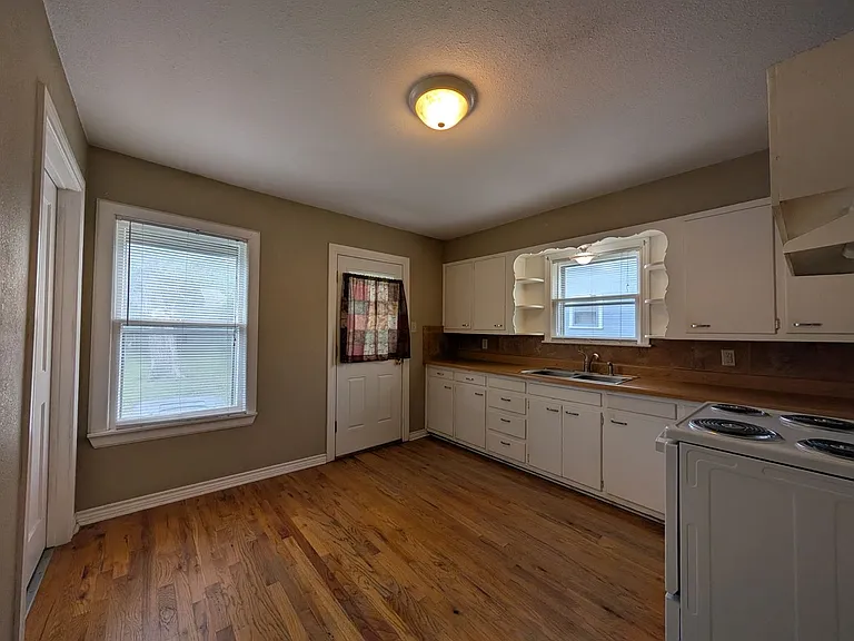 1185 W Mill St — Photo 13
