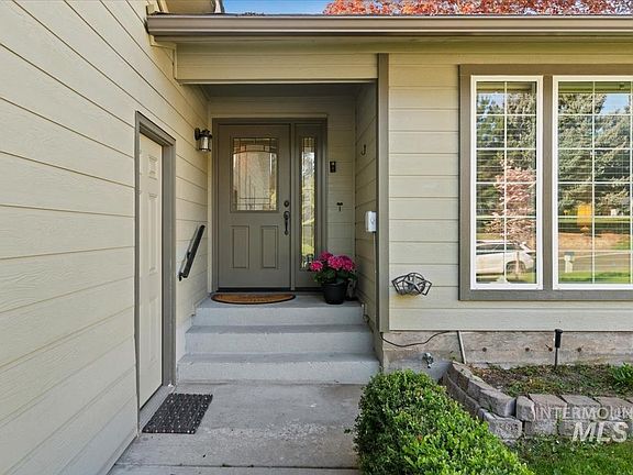 2nd image of 808 N Eagle Hills Way