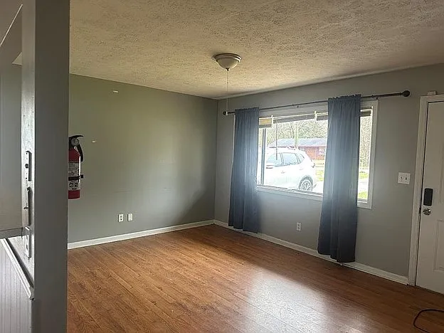 1361 Kevin Ct — Photo 3