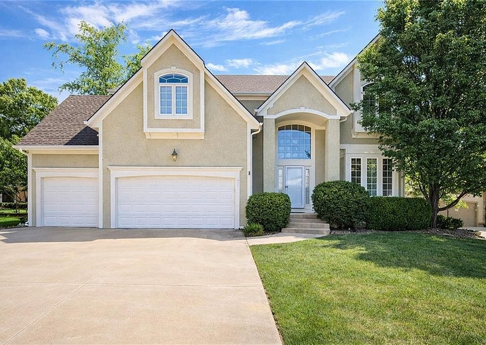 1st image of 237 NE Hidden Ridge Cir