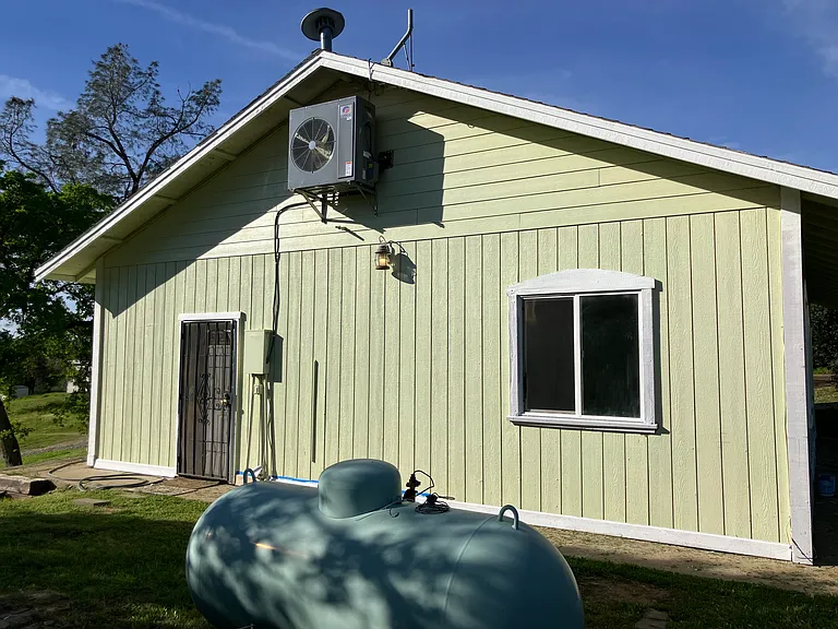 Cooling :
24,000 Btu Whole house Air Conditioning 

Heating :
LPG forced air furnace