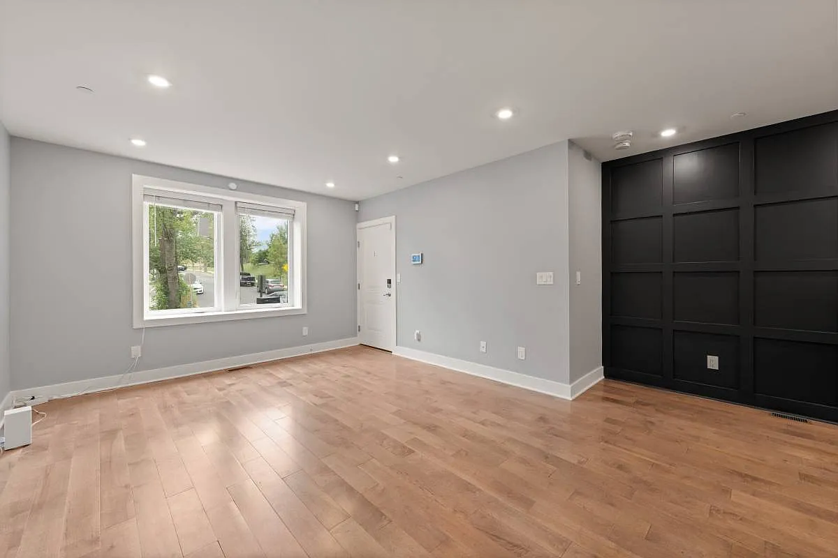 Building Photo - 1609 Holbrook St NE #2