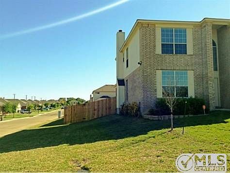 LARGE SIDE YARD.CORNER LOT