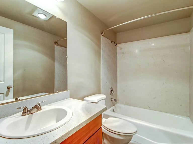 Alki 12 Apartments are located just blocks from Alki Beach. — Photo 9