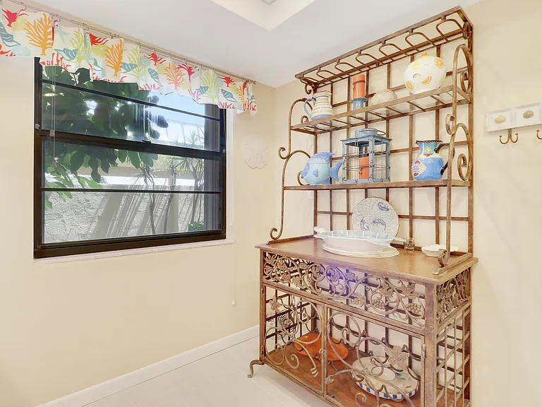 275 Beach Rd — Photo 22