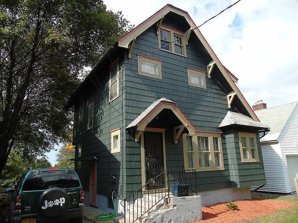 2nd image of 300 Beattie St