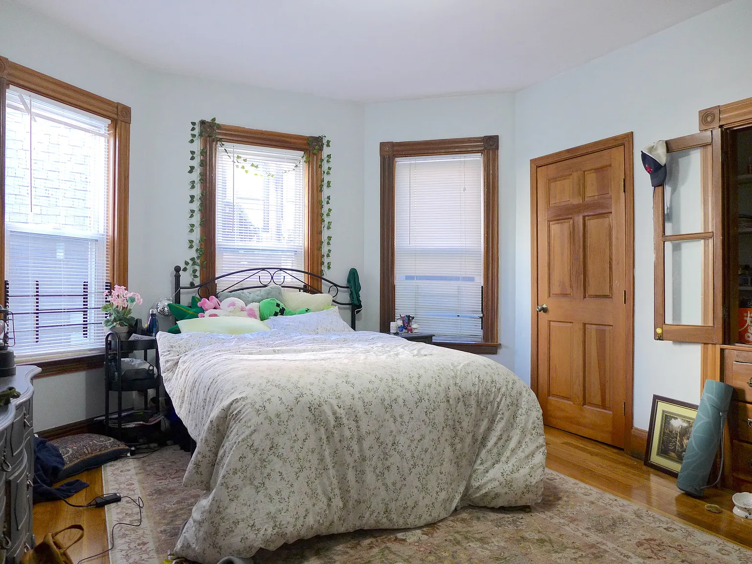 4 bed, 9999 sqft, $4,895 — Photo 2