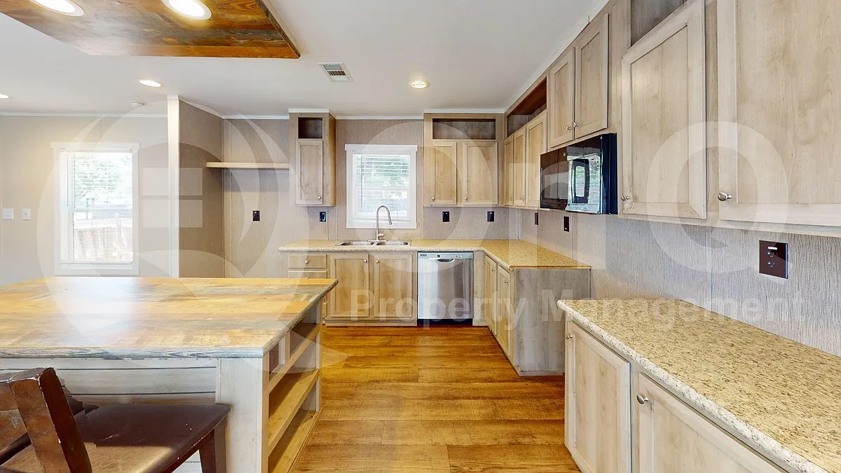 3 bed, 1.5 bath, 1300 sqft, $1,999 — Photo 2