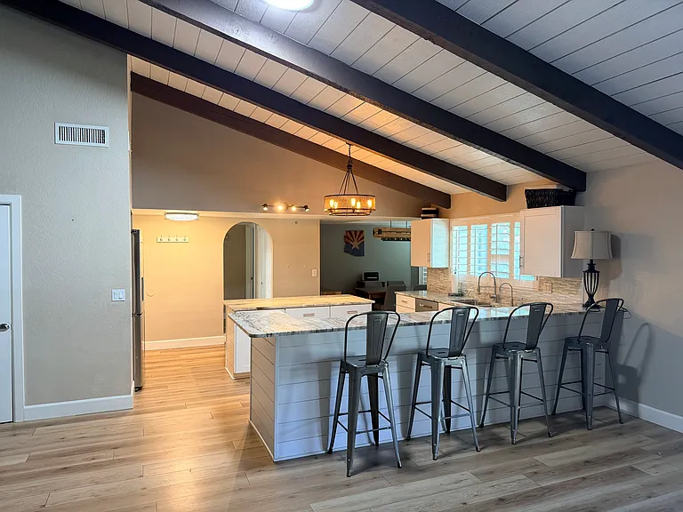 910 E Beck Ln — Photo 10