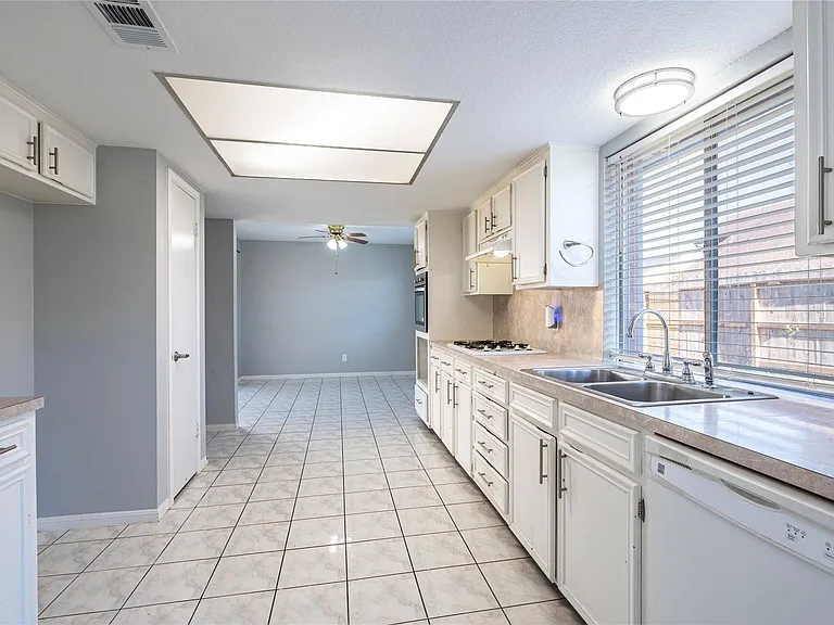 10215 Kirkwren Dr — Photo 8