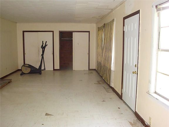 2nd image of 412 Macarthur St