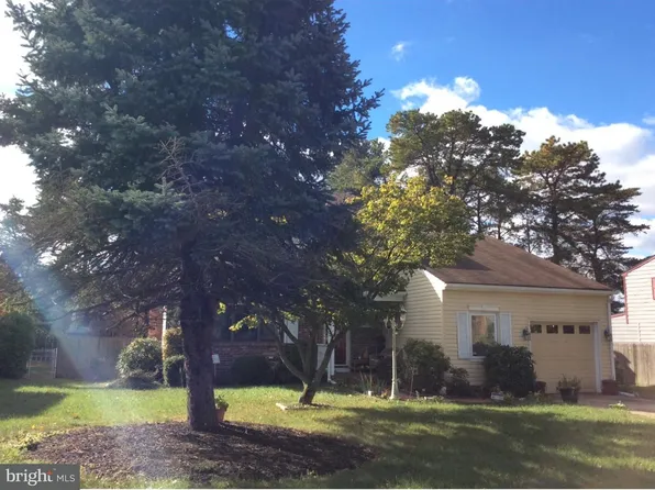 18 Fox Chase Dr, Blackwood, NJ 08012