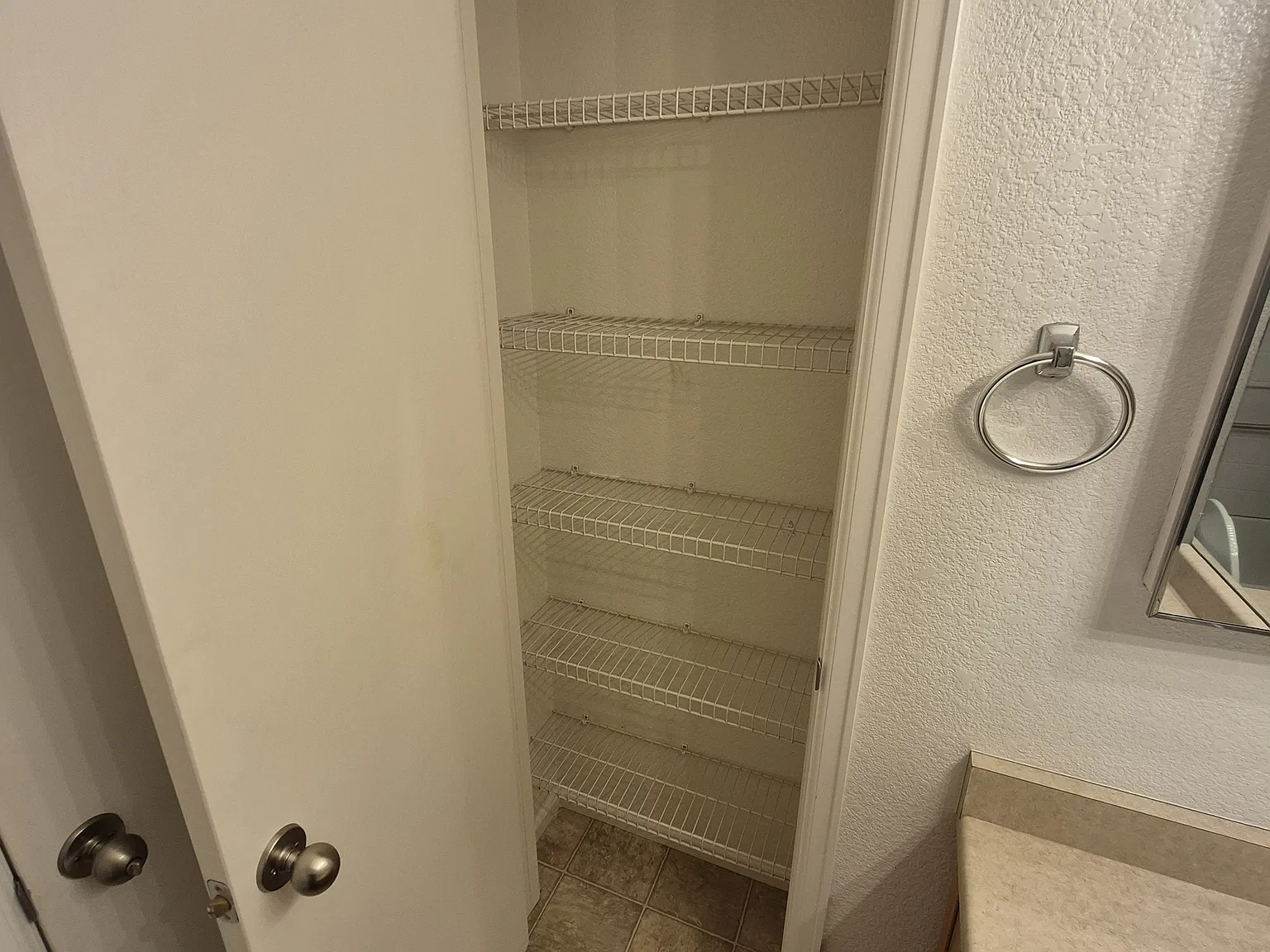 2 bed, 2.5 bath, 1292 sqft, $1,100 — Photo 2