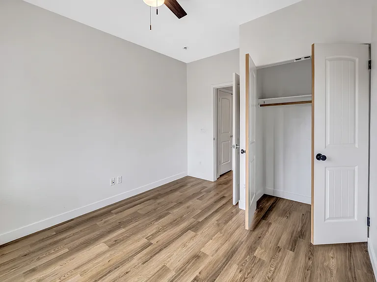 861 W Love Rd — Photo 12