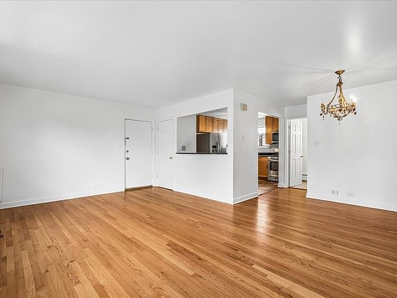 5th image of 7536 N Ridge Blvd APT 3E