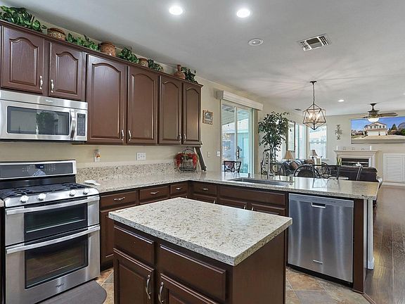 3rd image of 915 Gerling Ct