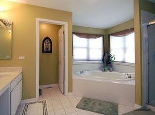 1192 Ridgewood Cir, Lake In The Hills, IL 60156