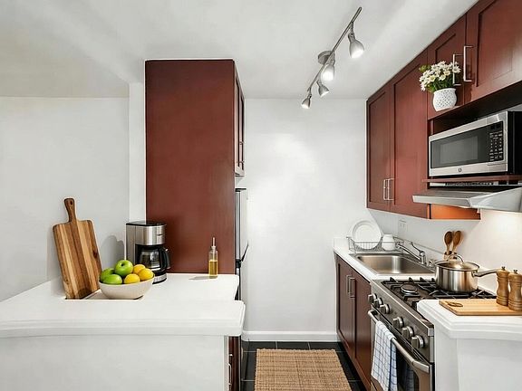 3rd image of 226 E 74th St APT 1A
