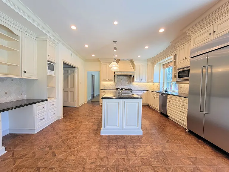 345 Selby Ln — Photo 8
