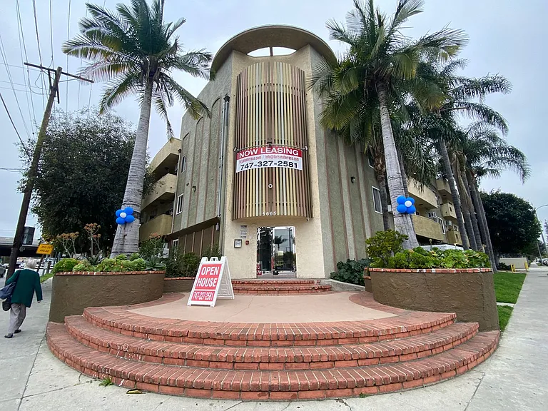 Tarzana Terrace Apartments — Photo 42