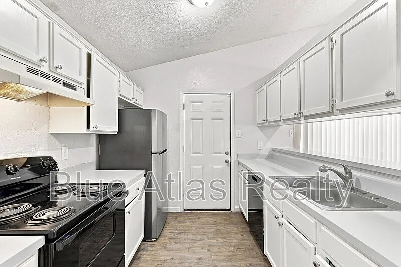 3 bed, 2.0 bath, 1048 sqft, $1,695 — Photo 4