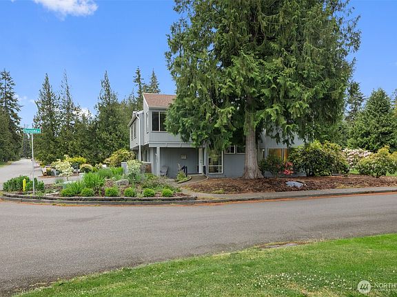 3rd image of 137 Fairway Drive