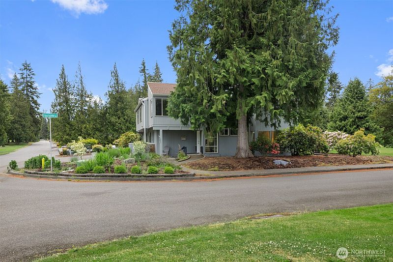 3rd image of 137 Fairway Drive