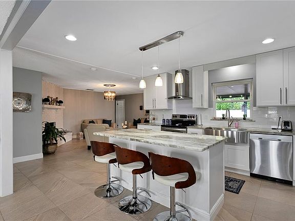 4th image of 736 Woodvalley Way