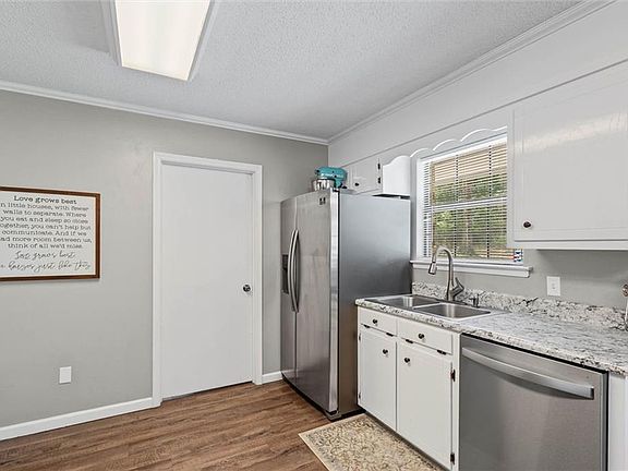 5th image of 207 Chase Dr