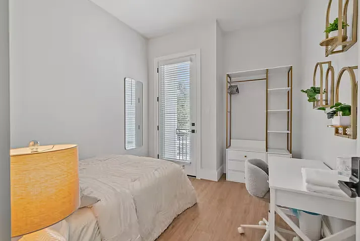 1206 Moody St — Photo 2