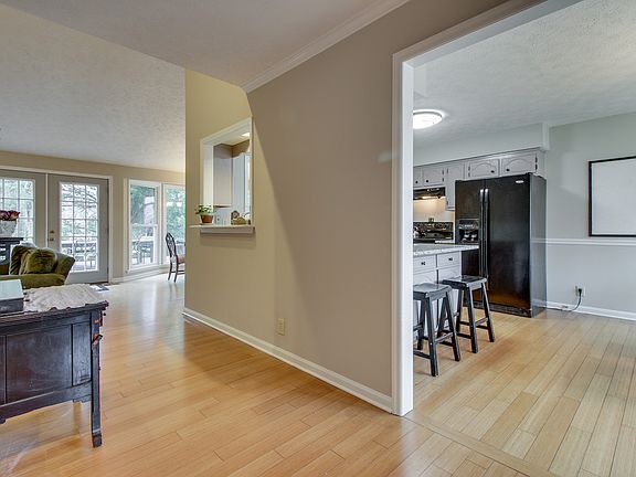 3rd image of 842 Stonebrook Blvd