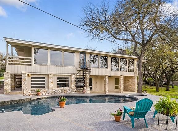 2nd image of 214 W Mimosa Cir