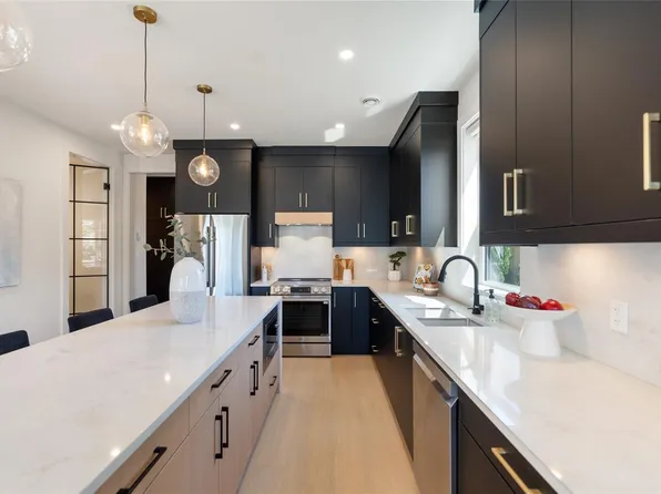 588 Whiteside St #2, Saanich, BC V8Z 1Y6