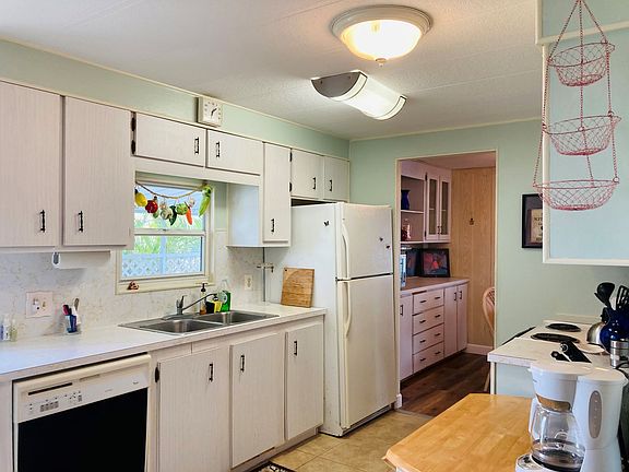 3rd image of 214 Arbor Ln