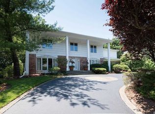 21 Flamingo Rd N, East Hills, NY 11576