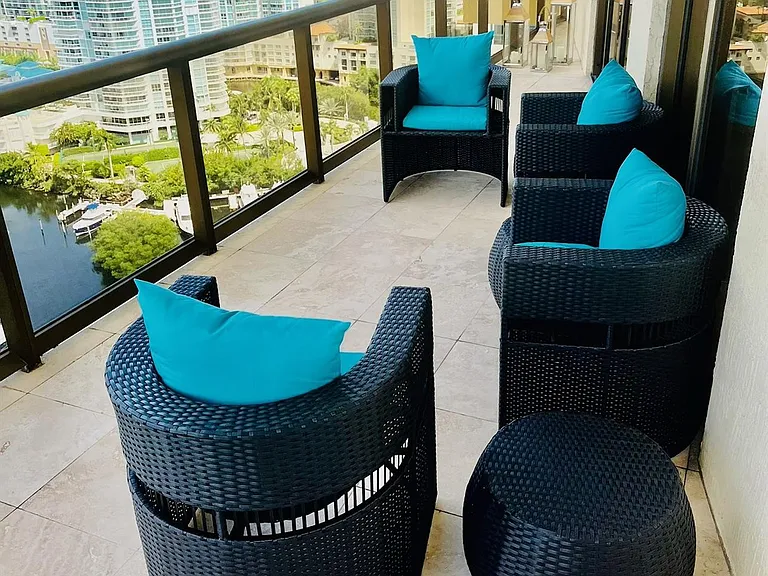 16275 Collins Ave — Photo 7