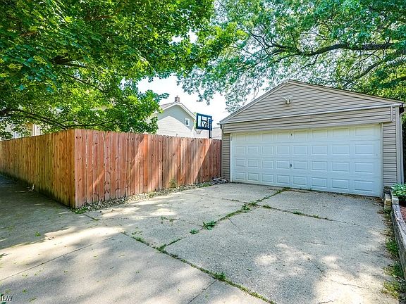 3rd image of 1830 Adelaide Blvd