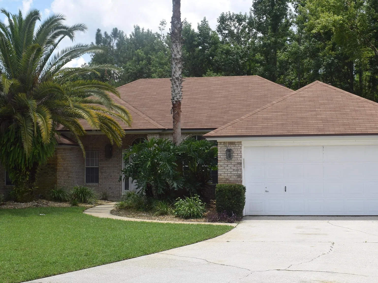3 bed, 2.0 bath, 1905 sqft, $2,700 — Photo 2