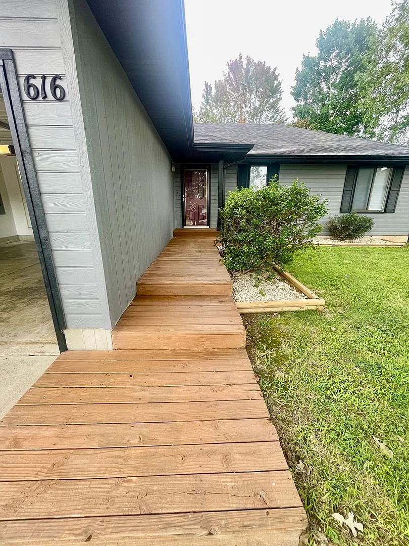 Nixa - 616 E. Barbara Ct. - Pet Negotiable - Call Office For Showing Information — Photo 2