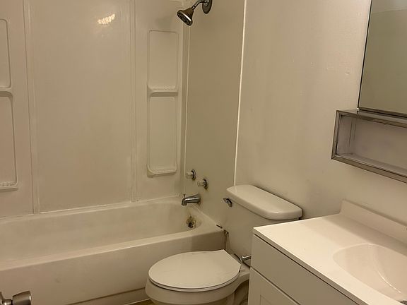 4th image of 3974 Camelot Dr