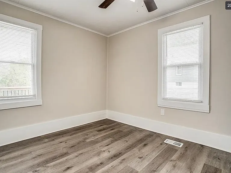702 Centralia St — Photo 10