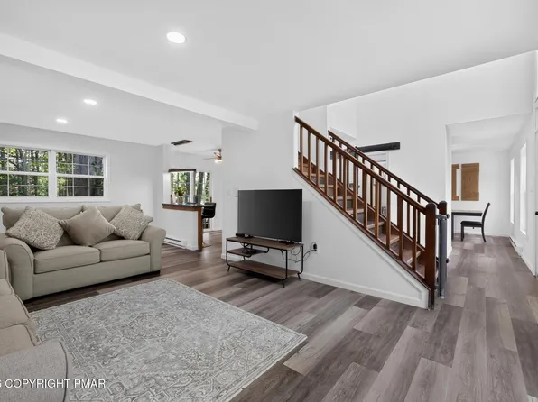 9186 Buttonwood Ct, Tobyhanna, PA 18466