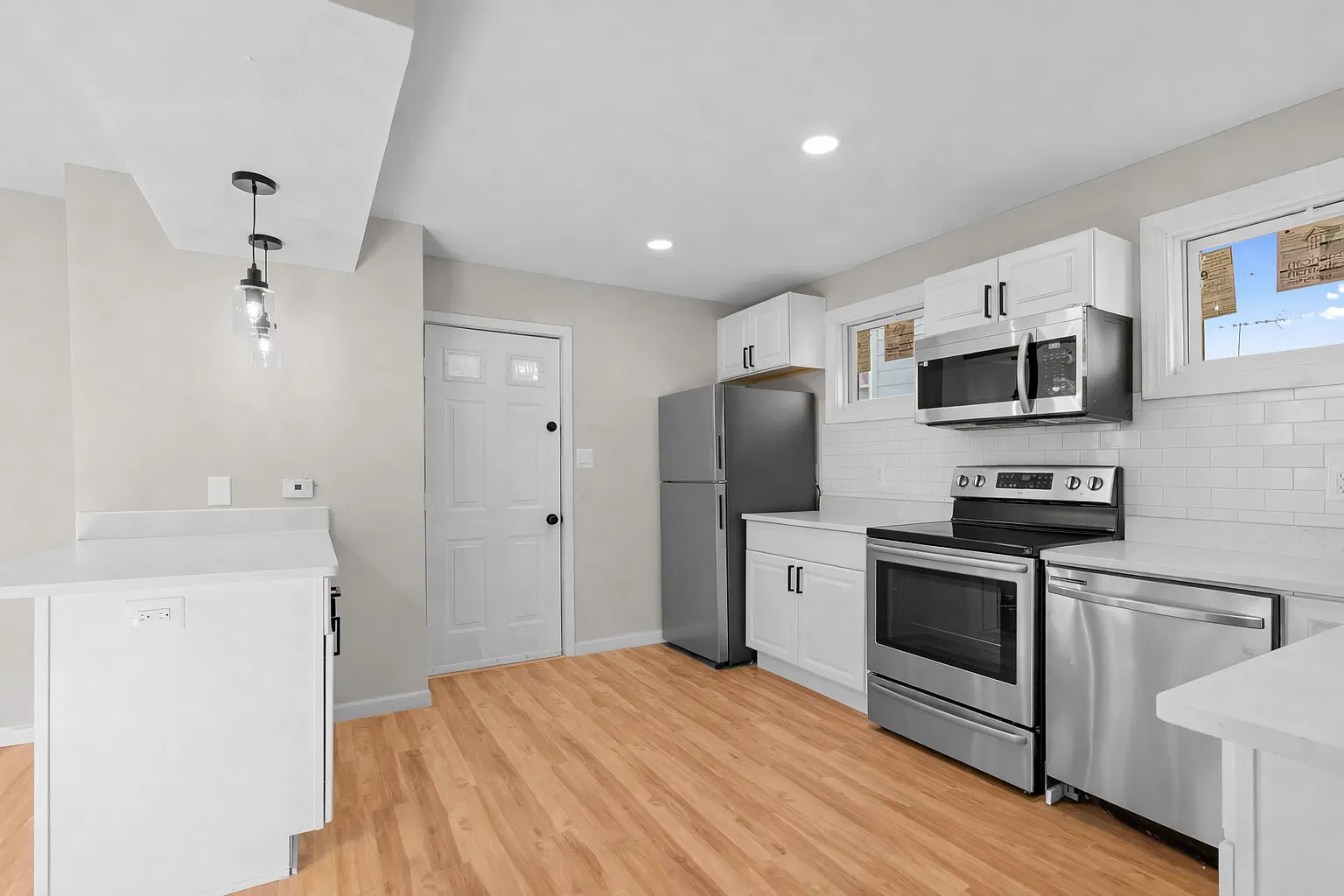 3 bed, 1200 sqft, $3,150 — Photo 2