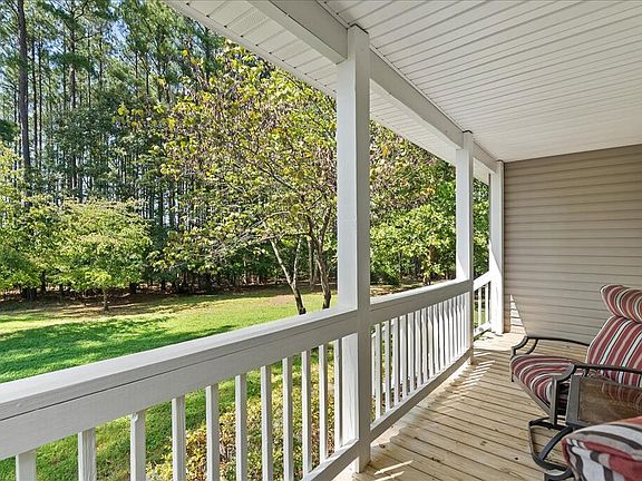 3rd image of 290 Pinewood Dr