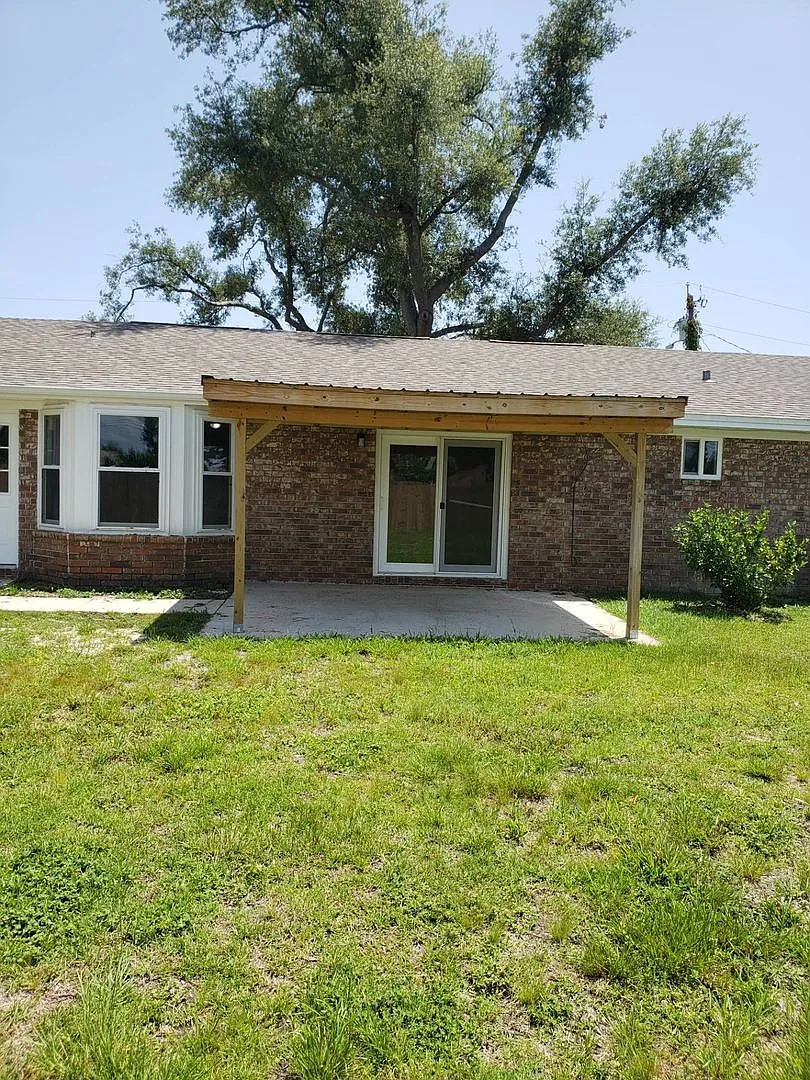 Charming 3Bed/2Bath Brick Home w/Bonus Office Space Upgraded Comfort Near Martin Lake *1/2 OFF Se... — Photo 2