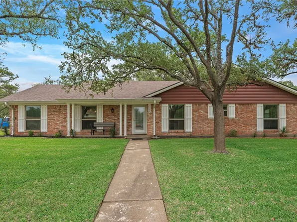 1208 Broadmoor Dr, Bryan, TX 77802