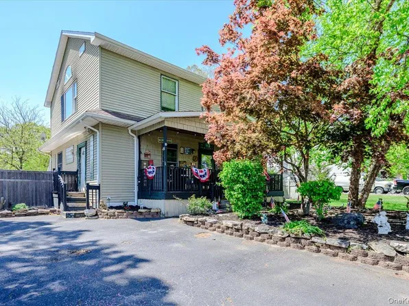 35 Cooke Avenue, Holtsville, NY 11742