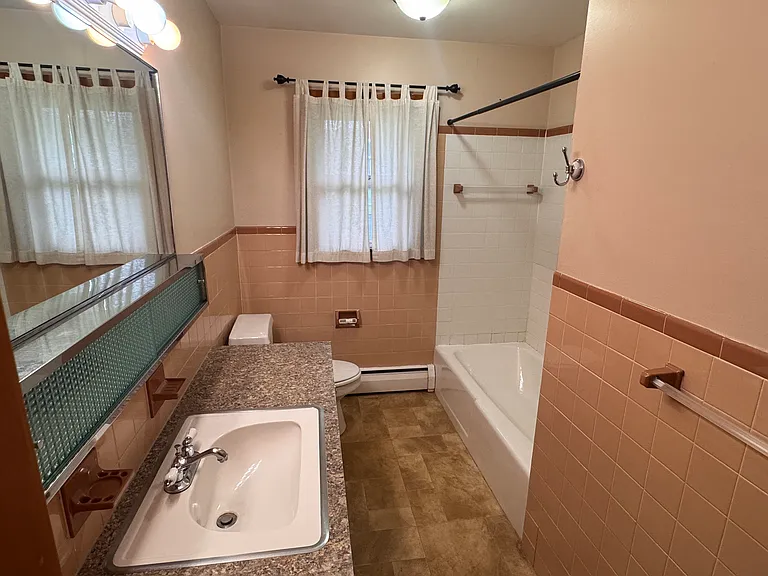 Bathroom 2/2