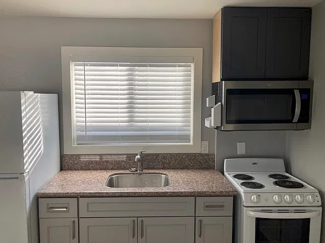 1119 Elgin St — Photo 7