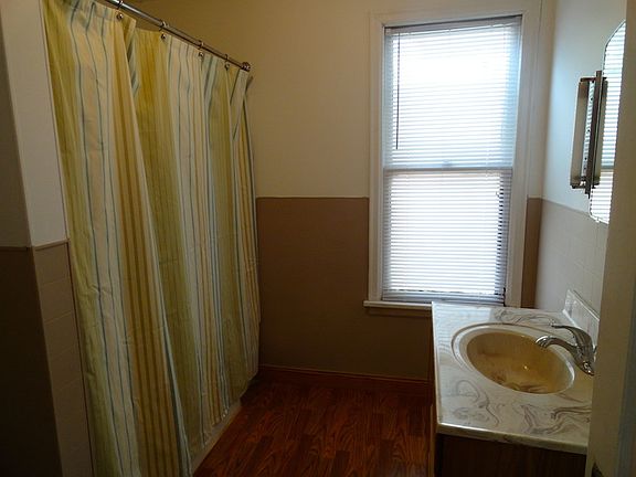 MAIN LEVEL FULL BATH